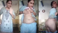 Desi Girl Shows Her Boobs and Pussy